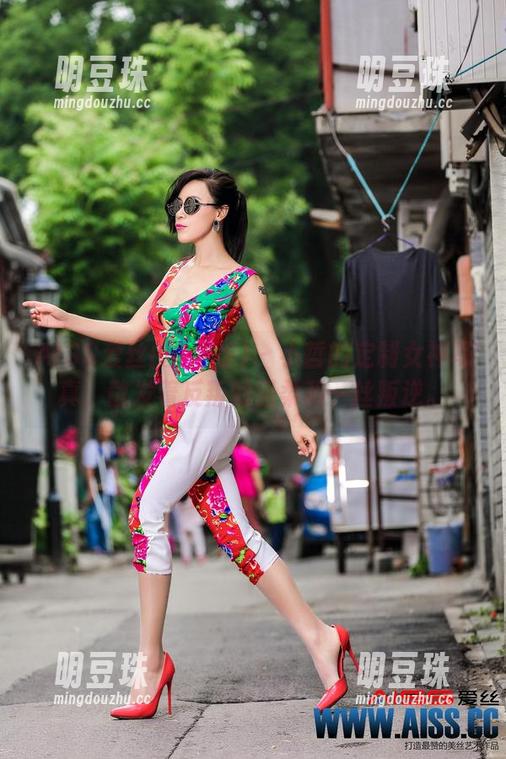 AISS爱丝(黄金版) - 小哲的定制女神写真，散发着反叛的温柔和一丝叛逆。
