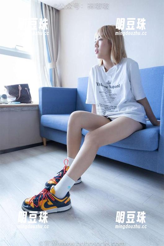 BoBoSocks袜啵啵-小甜豆 BoBoSocks袜啵啵 - 小甜豆高跟凉鞋写真,真正的踩高跷日常,谁敢说姿势不对?