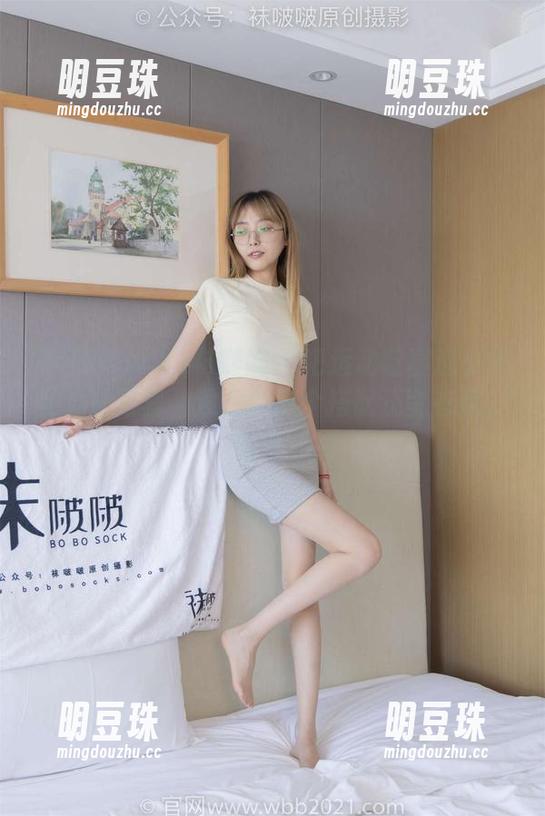 BoBoSocks袜啵啵 - 把运动鞋塞进小米的私房写真，没想到这个搭配还蛮有趣，哈哈！