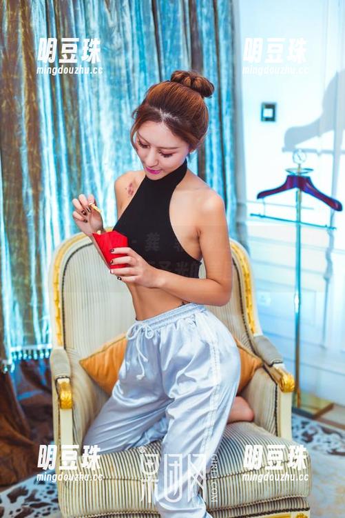 GIRLT果团网 - 龚玥菲与教室的邂逅，闪耀着无圣光的美图