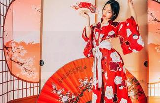 GIRLT果团网 – 双马尾！龚玥菲高清作品集，别人都在忙着上学，她却站着拿起了文具盒的水瓶！