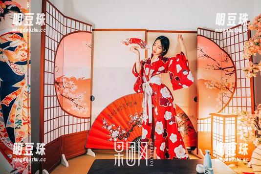 GIRLT果团网 - 双马尾！龚玥菲高清作品集，别人都在忙着上学，她却站着拿起了文具盒的水瓶！