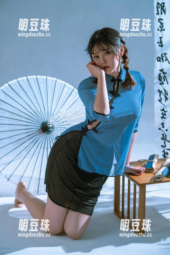 图片讲述Natsuko夏夏子的泳池梦，死库水自拍情怀爆棚中！