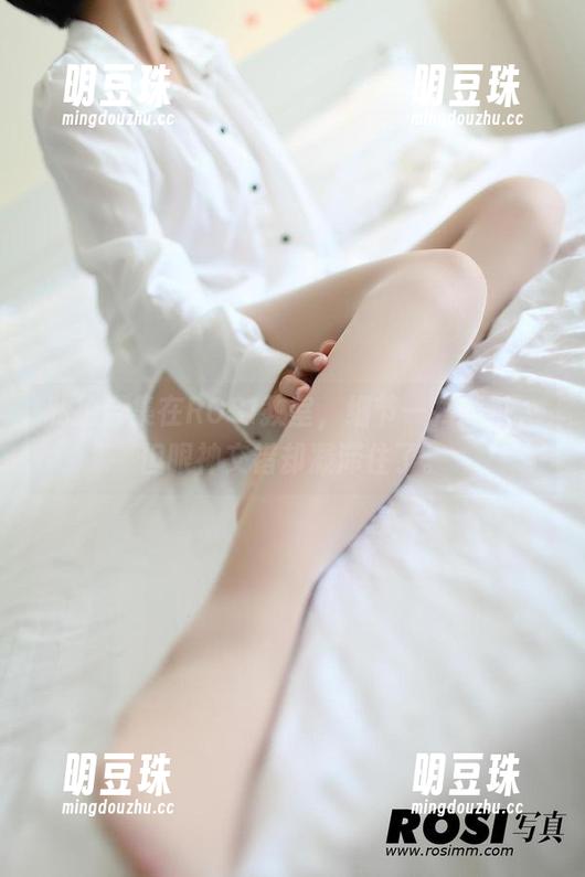ROSI 私拍合集在ROSI教室,细节一扫而过,但眼神交错却凝滞住了。