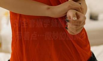 这组ROSI全套嫩学妹制服的原图，隐约带着点…微妙的腼腆？