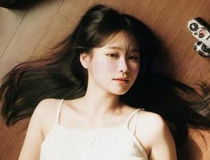 Sira(시라)最新职业装，今天的她像极了办公室里的“职场女王”！