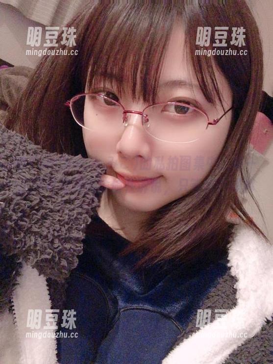 在Tomiko(とみこ)的私拍图集中，每一张照片都好像偷偷在诉说，只等我去理解。