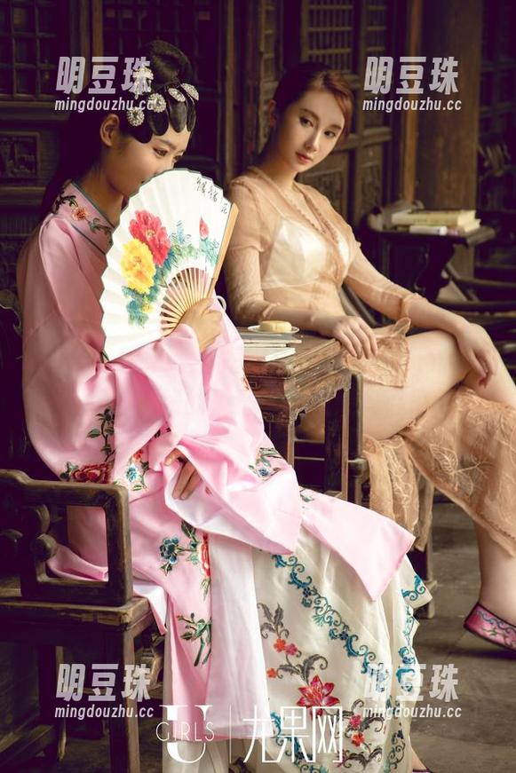 UGirls尤果网-刘嘉琦cherry UGirls尤果网 - 短裤与刘嘉琦cherry:一场腿与视线的偶遇,原图请务必欣赏!