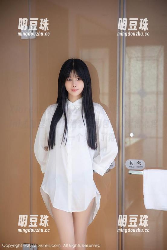 Xiuren秀人网-FoxYini孟狐狸 Xiuren秀人网 - 不得不说,这个“FoxYini孟狐狸”的高清套装图包让人看得心痒痒,怎一个美字了得?
