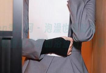 Xiuren秀人网 – 泡澡也要时尚，周周不吃香菜定制的浴室图片分享