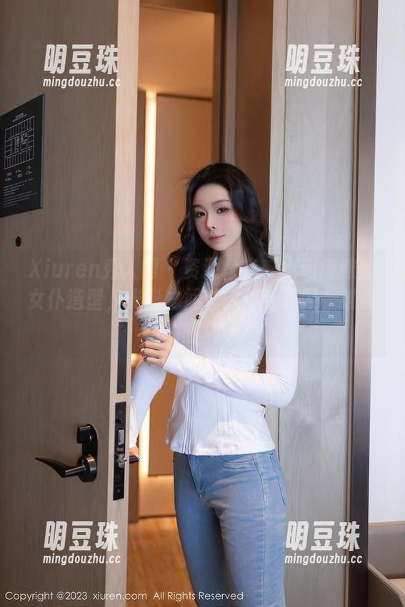 Xiuren秀人网-小肉肉咪 Xiuren秀人网 - 资源盘点:小肉肉咪的女仆造型,光影之间让人措手不及,谁能抵挡?
