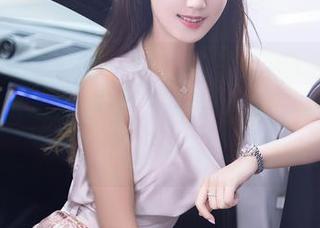 Xiuren秀人网 – 追随汐汐爱吃草莓：一场女仆写真集分享，猫咪也要加入这场派对！