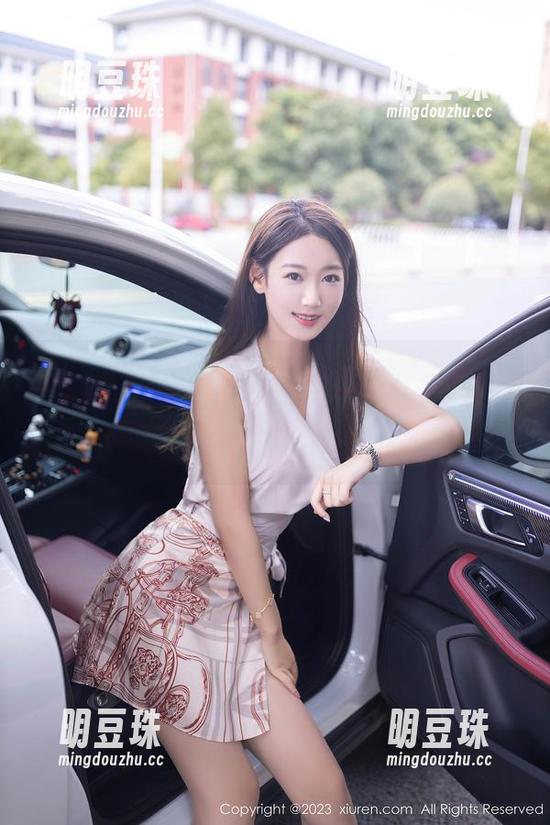 Xiuren秀人网-汐汐爱吃草莓 Xiuren秀人网 - 追随汐汐爱吃草莓:一场女仆写真集分享,猫咪也要加入这场派对!