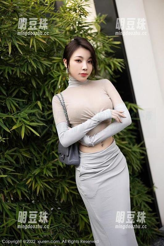 Xiuren秀人网 - 光影间的诱惑：艾小青的裤里丝和私房图包初探
