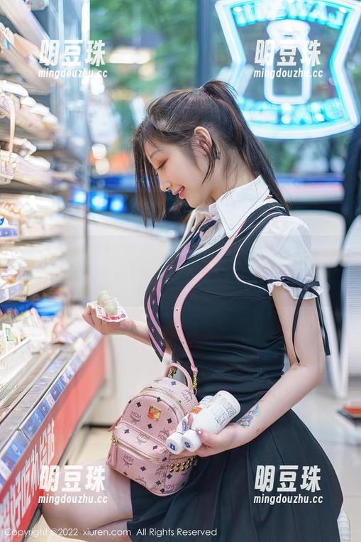 Xiuren秀人网-赵惟依coco Xiuren秀人网 - 赵惟依coco的“奶牛”全套,一边喝着牛奶一边化身优雅奶牛~