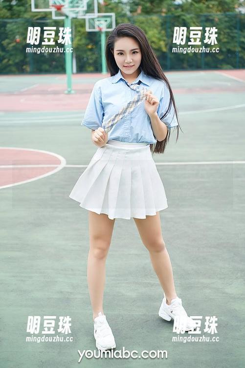 YouMi尤蜜荟 - 娜依灵儿的美足图片，随意一瞥我就想多看几眼，哈哈。