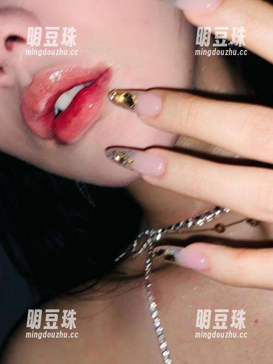 微密圈 - 来吧，不爱笑的赛琳黑丝连体不限量下载中！看你能不能找到隐藏的“点”！