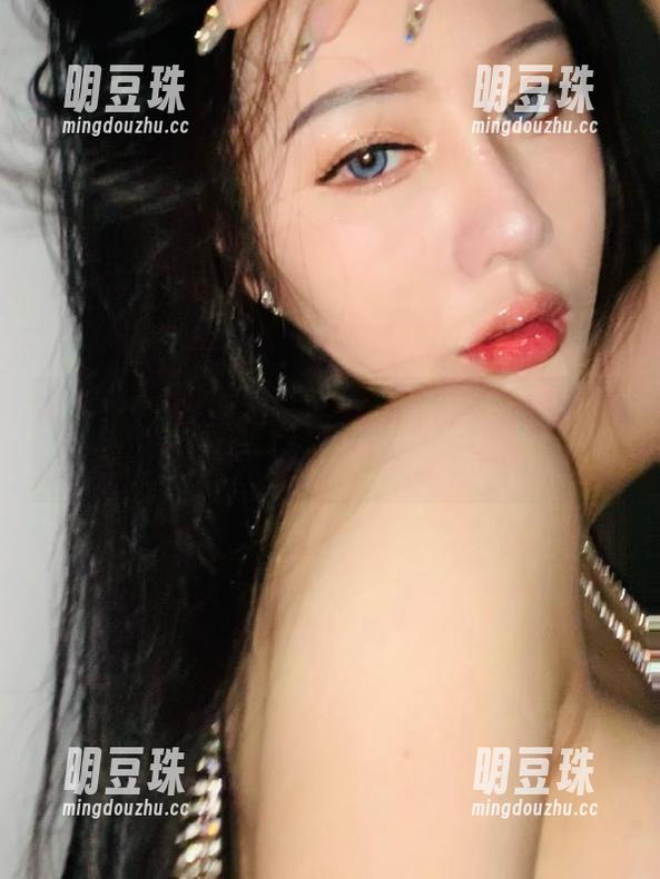 微密圈 - 写真作品系列：不爱笑的赛琳的厨娘态，整体水平待考！