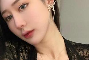 微密圈 – 纵横渔网，不爱笑的赛琳一张图片就能抓住整个心