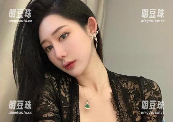 微密圈 - 纵横渔网，不爱笑的赛琳一张图片就能抓住整个心