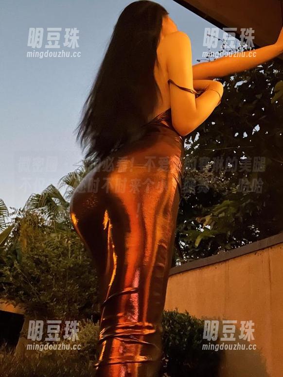 不爱笑的赛琳 微密圈 - 私拍必看!不爱笑的赛琳的美腿不仅美,还时不时来个小“腿舞”,哈哈!