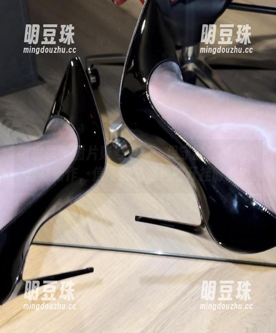 微密圈 - 图片账号更新：保守的二舅妈的丝袜新作，信不信这是她的开挂时刻？