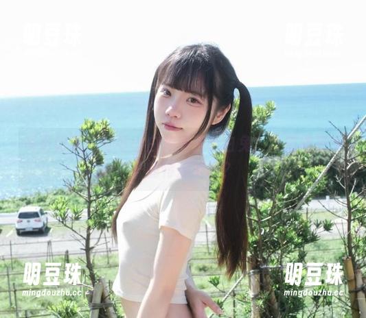 可可小白兔 写真记录:可可小白兔捕获小白兔,难道她是兔子的特别顾问?