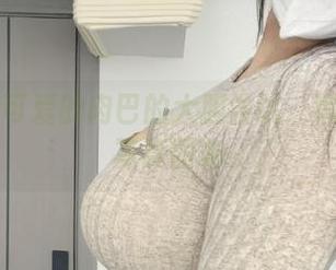 微密圈 – 可爱的肉巴的大胆尝试：黑色丁字裤写真图集