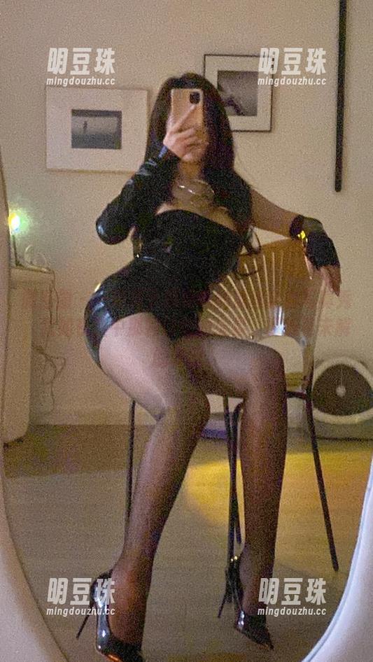 微密圈 - 一场属于周妍希的黑丝全套写真秀，犹如夜空中那颗特别的流星，闪烁着未解的谜团。