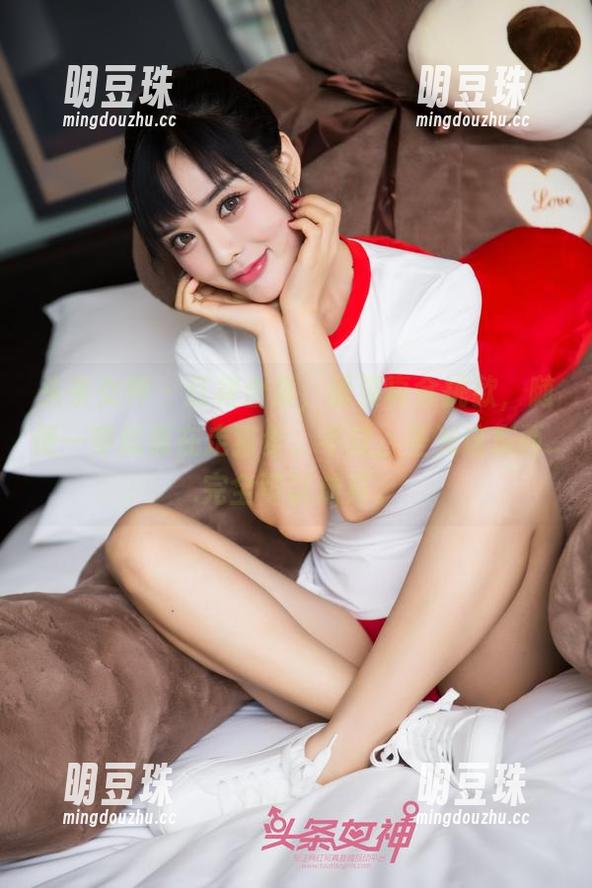 头条女神-语溪 头条女神 - 红裙合集,语溪真会挑款,随便一穿就像在走猫步。不过,圣光这东西...完全可以放弃。
