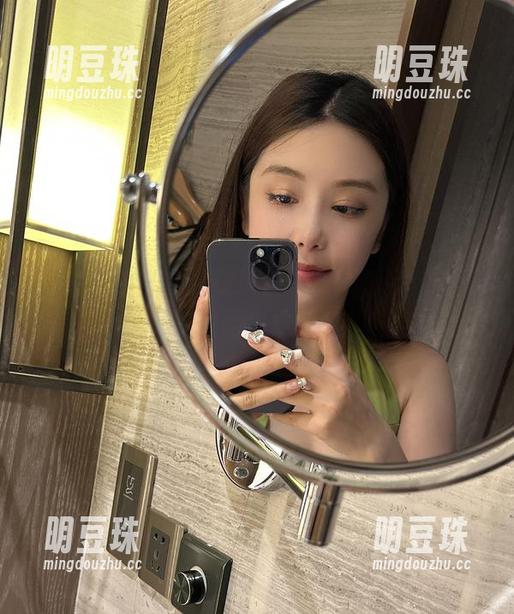 奶雯 微密圈 - 奶雯的在线直播,原图完全不藏着掖着的内衣诱惑。