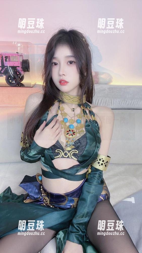 小小奶瓶儿贡献的长腿，图片原图一枚，让人心痒。