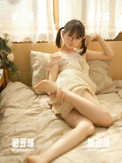 悄悄打开幼水铃衣的私拍图集，Miku现身，果然是审美新发现！