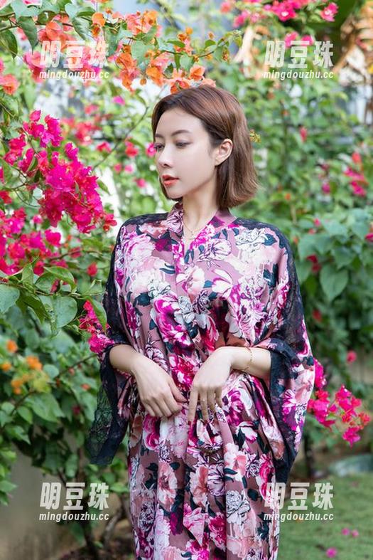 微密圈 - 果儿Victoria黑丝短裙作品：话说短裙能不能遮住点啥？