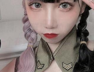 写真集感知：果咩酱w的办公室小角落，一个在洒脱与紧张间的舞蹈