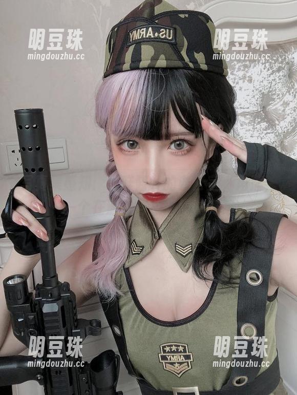 写真集感知：果咩酱w的办公室小角落，一个在洒脱与紧张间的舞蹈