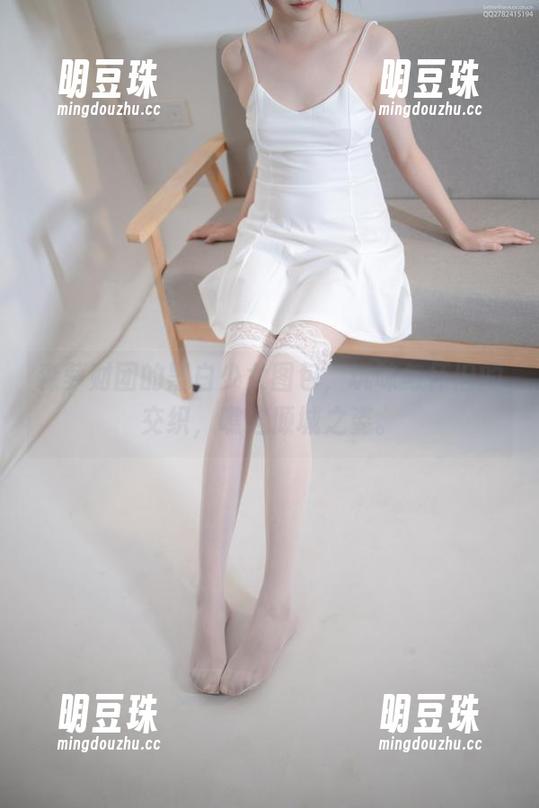 森萝财团的黑白少女图包，玩味与怀旧的交织，瞧这倾城之姿。