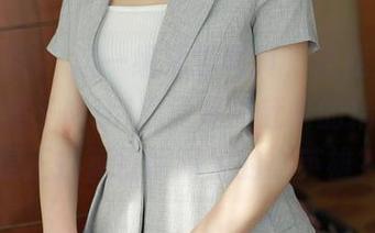 模范学院 – 这一组海边写真，让我深刻思考：糯美子Mini究竟是海赶来的精灵，还是正打算征服海浪的小英雄？
