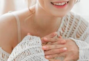 爱蜜社 – Abby李雅低调的裸足写真：让人想说‘你小心点！’