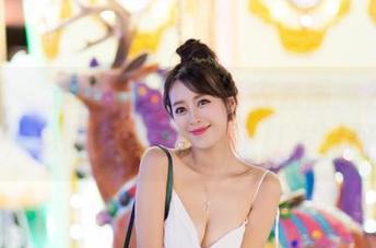 爱蜜社 – 逗逗doudou泳衣套图：分享她的美，免得大家只在网上打发时间吧！