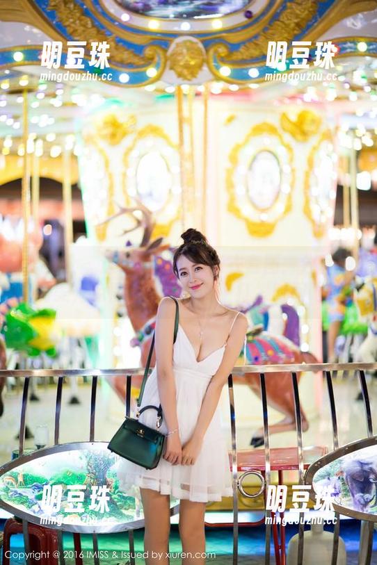爱蜜社 - 逗逗doudou泳衣套图：分享她的美，免得大家只在网上打发时间吧！