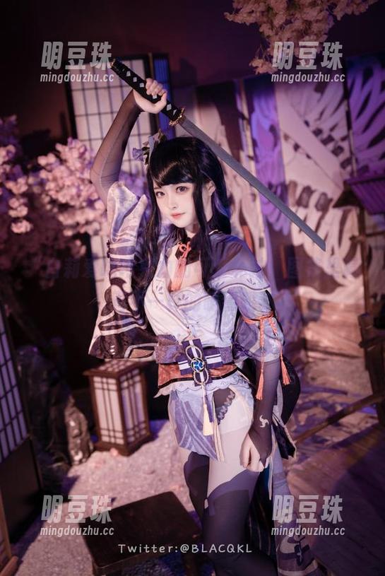 “白莉爱吃巧克力的可爱私拍，图集里藏着不一样的萌点哦“
