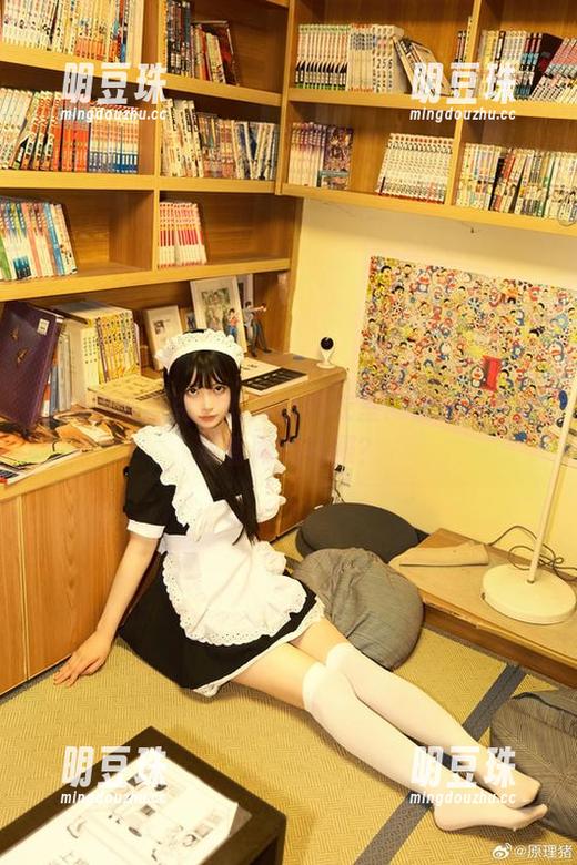 白莉爱吃巧克力的网盘内衣室：谁还不想偷偷看她的礼服？