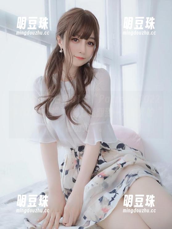 每一次打开白银81的“Patreon-2022年10月套图”，都像是翻到一本意外的“黑历史”。