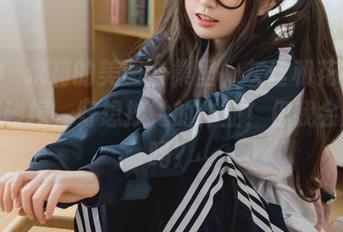 在神沢永莉的美图合集里，灰丝和花裙子完美碰撞，好想抄她的作业！但我会翻车吗？