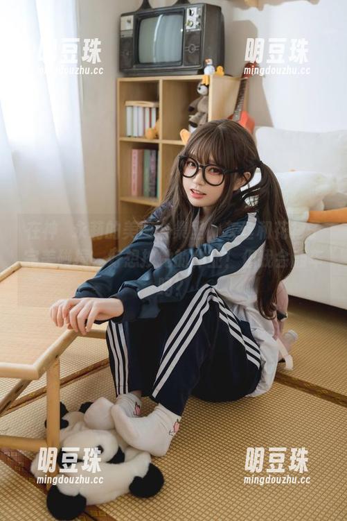 在神沢永莉的美图合集里，灰丝和花裙子完美碰撞，好想抄她的作业！但我会翻车吗？
