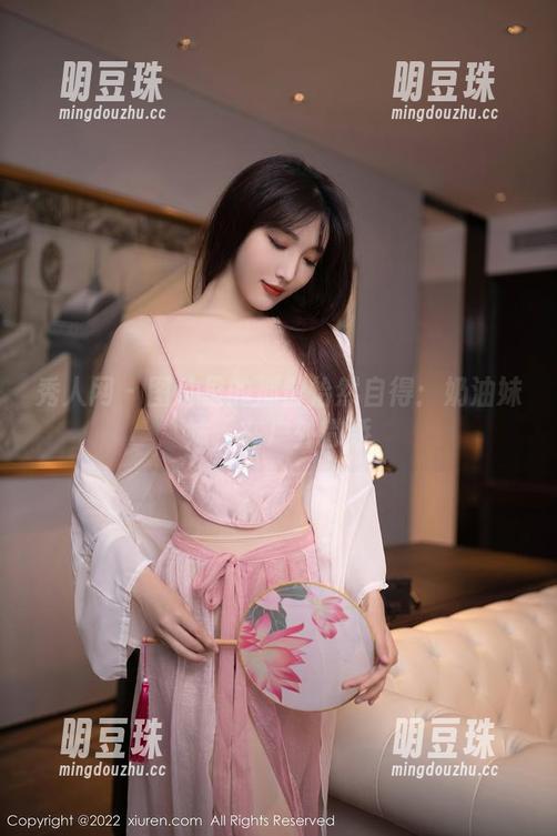 秀人网-奶油妹妹 秀人网 - 图片里的那份怡然自得:奶油妹妹,在户外撒娇