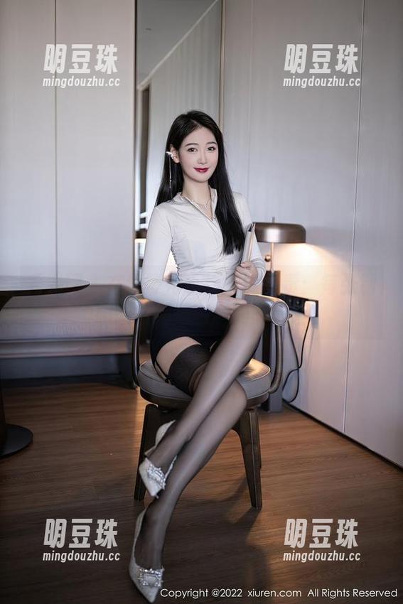 秀人网 - 在线等待小纯子的负责：每张制服图片都是一场美的冒险