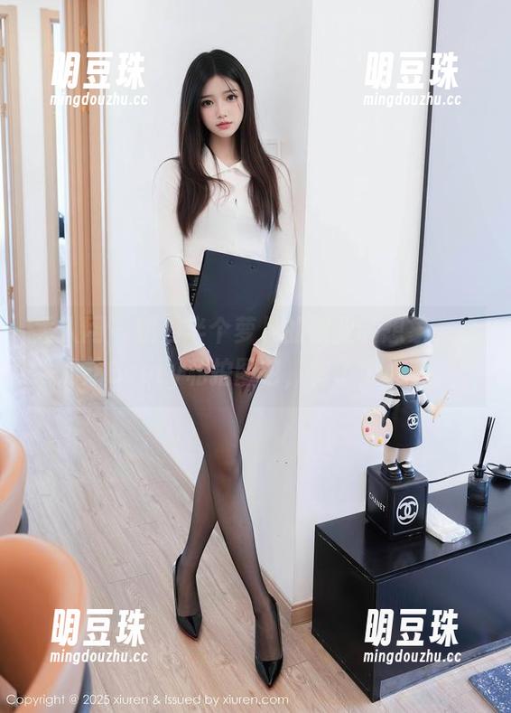 秀人网 - 哦，半个萝卜的职业装想象，徐莉芝Booty私拍图包，转了个小弯。