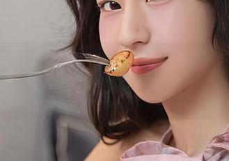 秀人网 – 茜茜Kimi的定制吊带，摄影师果然是个神仙！